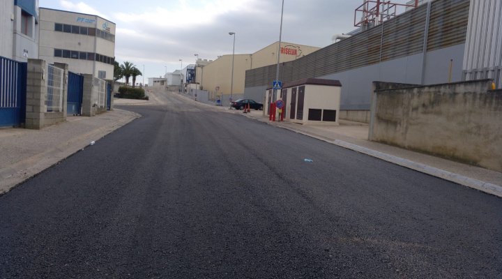 Empiezan las obras para mejorar el asfalto en las calles Arboç, Frigola y Romaní